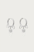 Pearl Moon Zilver – Oorbellen van stainless steel met maan-, ster- en oogbedels en parelketting. Ideaal voor een elegante, moderne look.