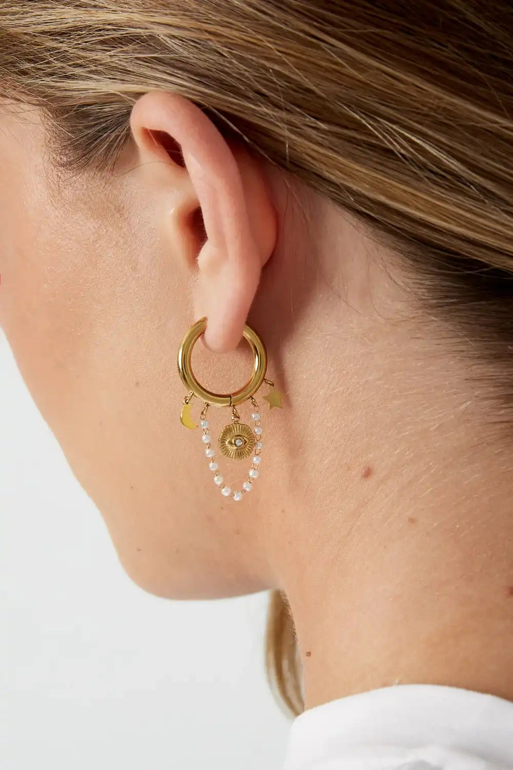 Pearl Moon – Oorbellen – Stainless Steel gedragen aan oor, met verfijnde pareldetails en bedels. Perfect voor een stijlvolle, moderne uitstraling.
