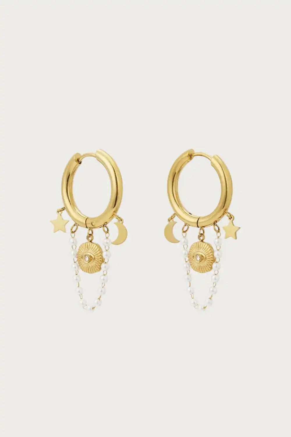 Pearl Moon – Oorbellen – Stainless Steel met goudkleurige hoops, maan- en sterbedels en parelketting. Ideaal voor een speelse, unieke look.