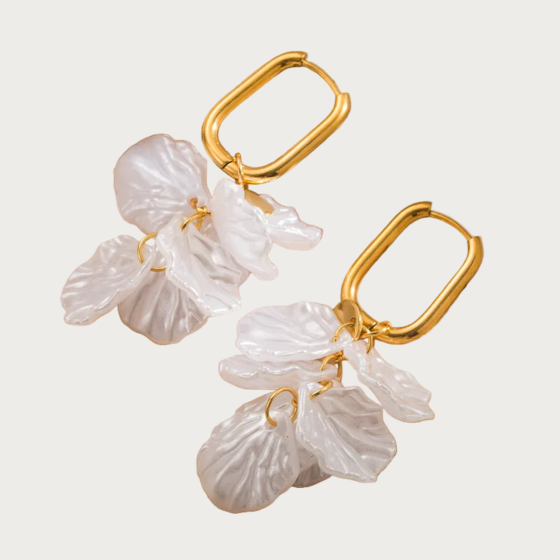 Pearl Petal oorbellen van stainless steel met gouden hangers en witte parelmoer blad details, elegant accessoire