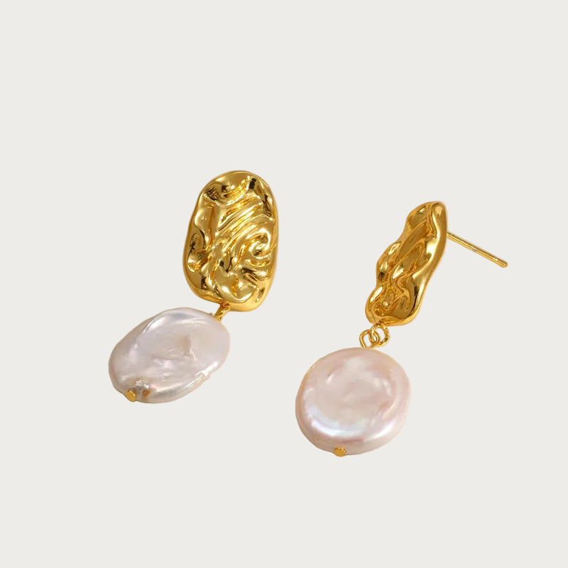 Gouden Pearl Sculpture oorbellen met zoetwaterparels en organische textuur, gemaakt van stainless steel.