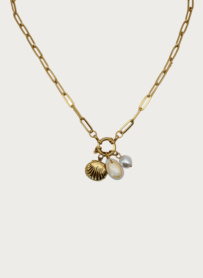 Goudkleurige stainless steel ketting met ovale schakels en hangers van gouden schelp, natuurlijke schelp en parel