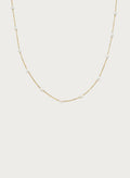 Elegante gouden ketting met kleine witte imitatieparels, minimalistisch ontwerp, dames sieraden fashion accessory.