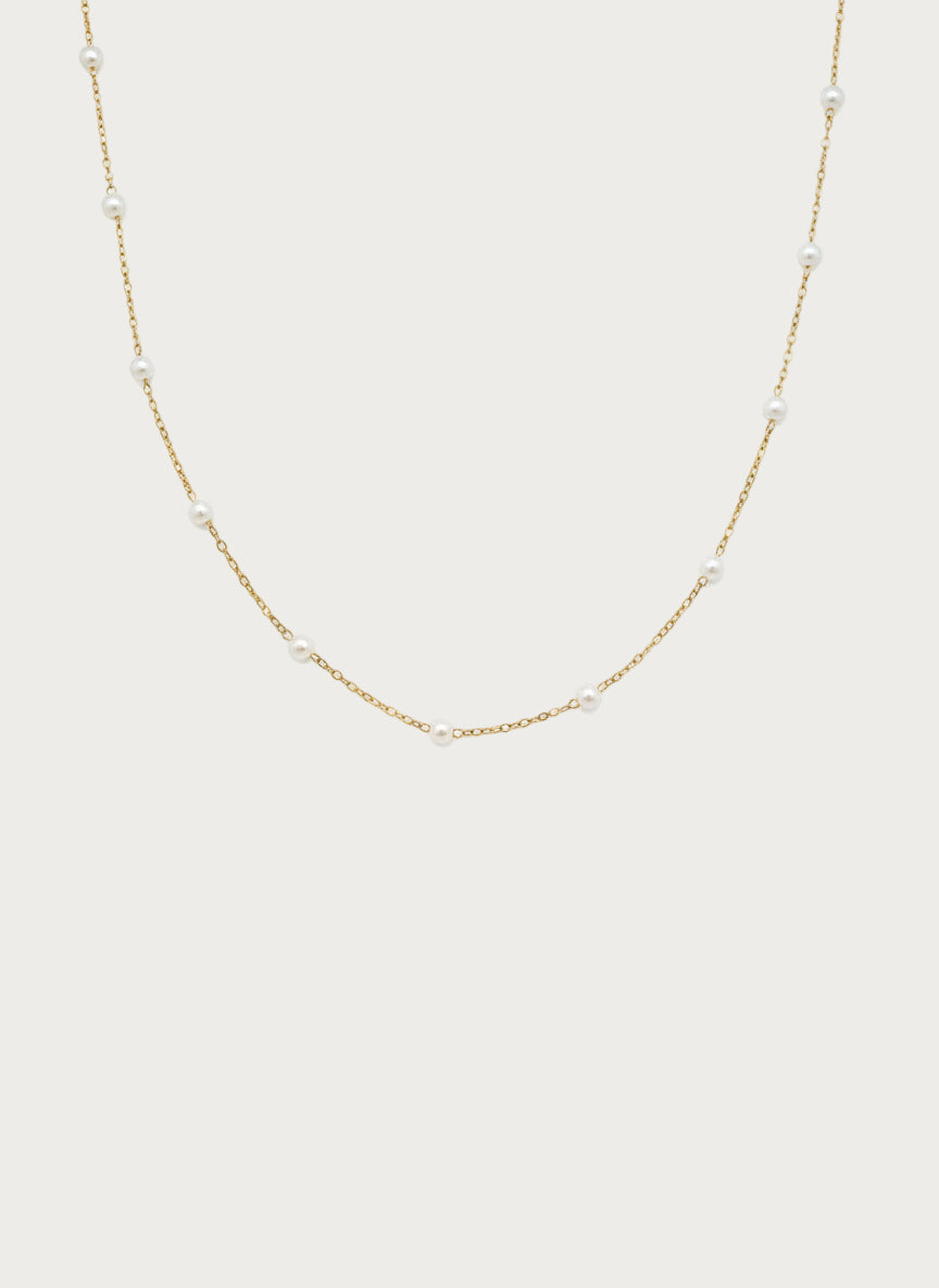 Elegante gouden ketting met kleine witte imitatieparels, minimalistisch ontwerp, dames sieraden fashion accessory.