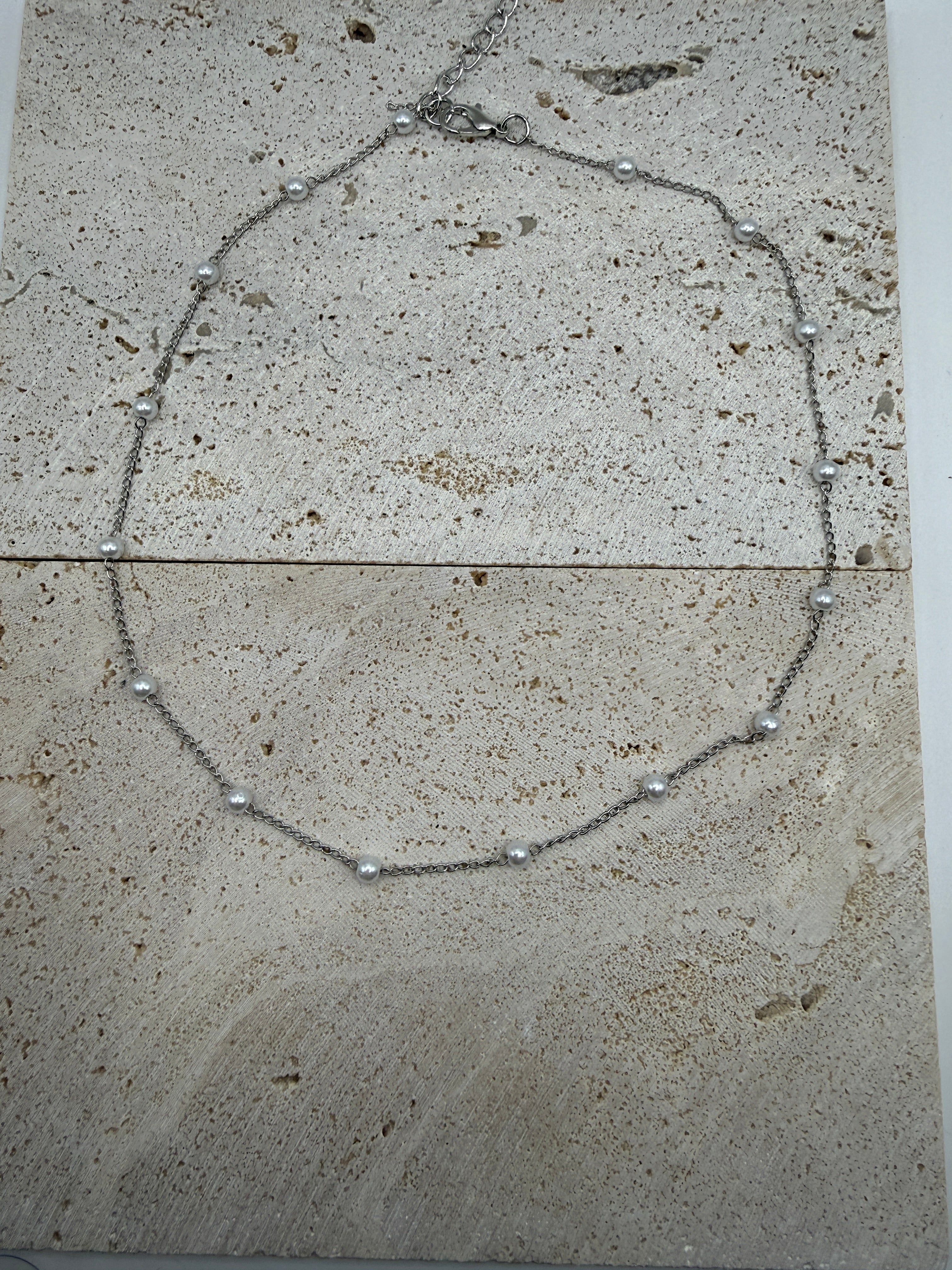 Zilveren ketting met imitatieparels, elegante en subtiele halsketting, moderne sieraden met kleine witte parels