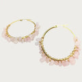 Gouden oorbellen van stainless steel met roze natuursteen kristallen. Roze kwarts hoepel oorbellen.