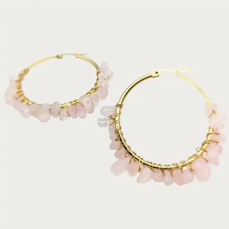 Gouden oorbellen van stainless steel met roze natuursteen kristallen. Roze kwarts hoepel oorbellen.