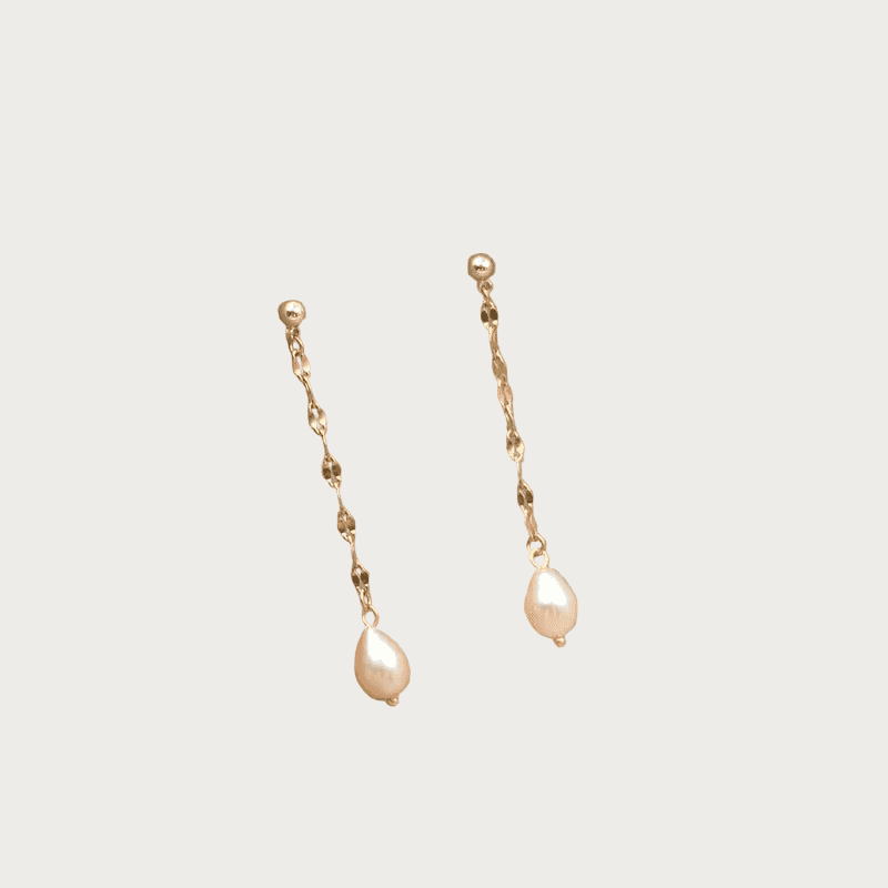 Lange Pink Pearl Drop oorbellen van stainless steel, met goude ketting en druppelvormige parels