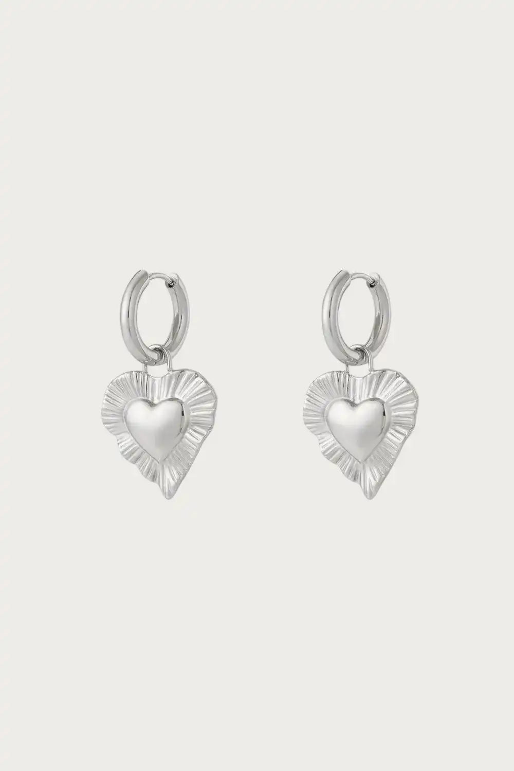 Radiant Heart Silver oorbellen van stainless steel met zilverkleurige hartbedel, perfect voor dagelijks gebruik en ear party combinaties.