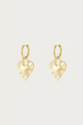 Radiant Heart – Oorbellen – Stainless Steel kopen? Goudkleurige oorbellen met hartvormige hanger en zonnestraalreliëf, perfect als statement sieraad.