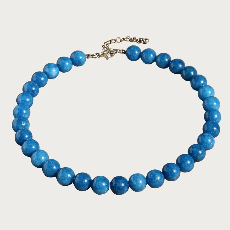 Rosalie blauwe kralenketting van natuursteen met zilverkleurige sluiting, een stijlvol collier van natuurlijke edelstenen