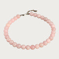 Rosalie kralenketting van rozenkwarts natuursteen kralen, met zilverkleurige sluiting en verlengkettinkje, elegant sieraad
