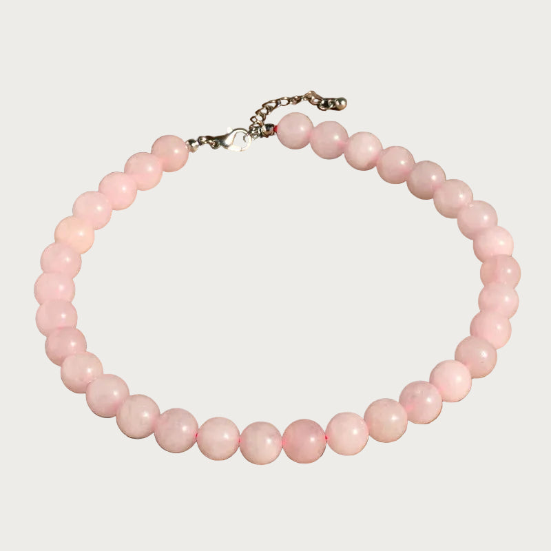 Rosalie kralenketting van rozenkwarts natuursteen kralen, met zilverkleurige sluiting en verlengkettinkje, elegant sieraad