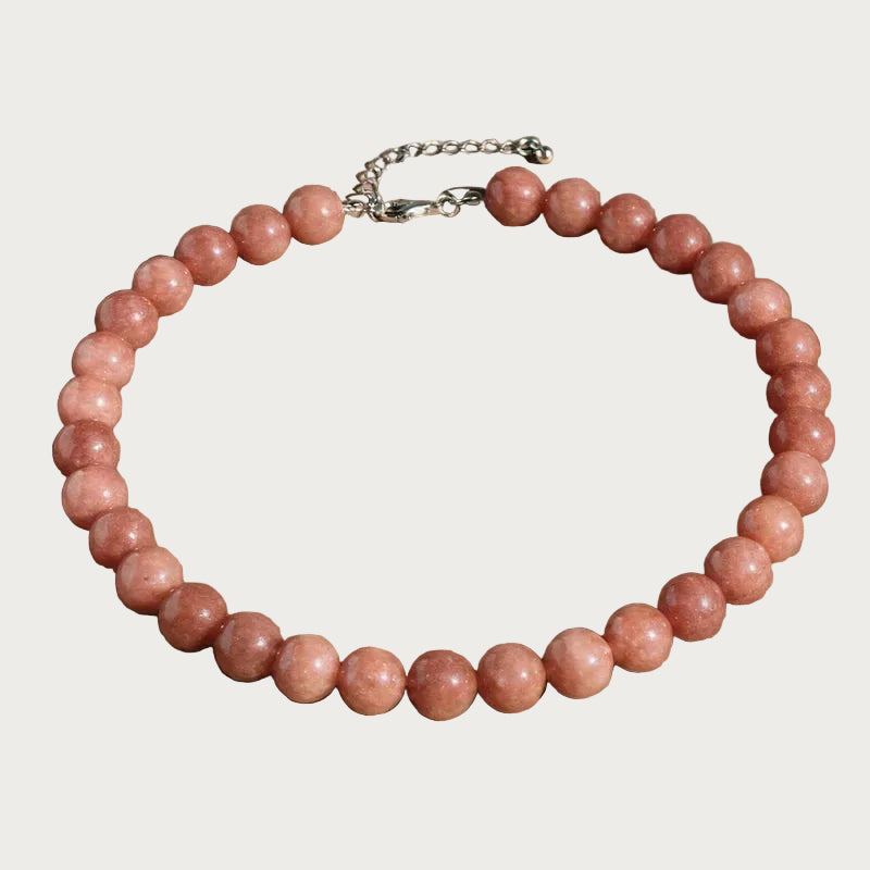 Rosalie kralenketting van natuursteen met roze/oranje kralen, zilverkleurige sluiting en verlengkettinkje