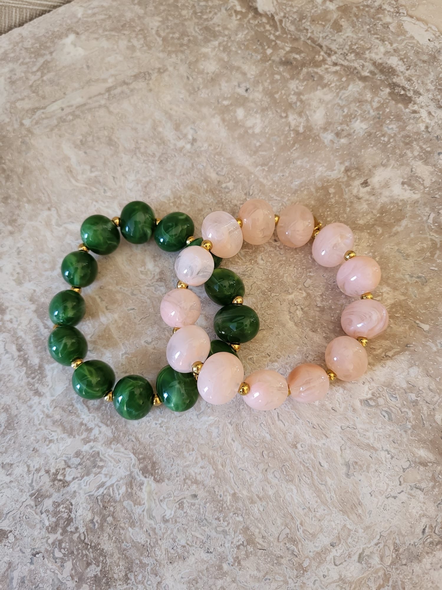 Roze en groene kralenarmband Rosalie met gouden accenten, gemaakt van roestvrij staal.