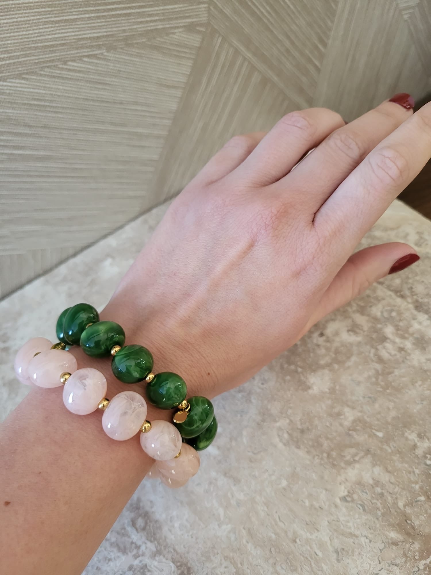 Rosalie armband in het roze, gemaakt van roestvrij staal met kralen van rozenkwarts en een smaragdgroene armband