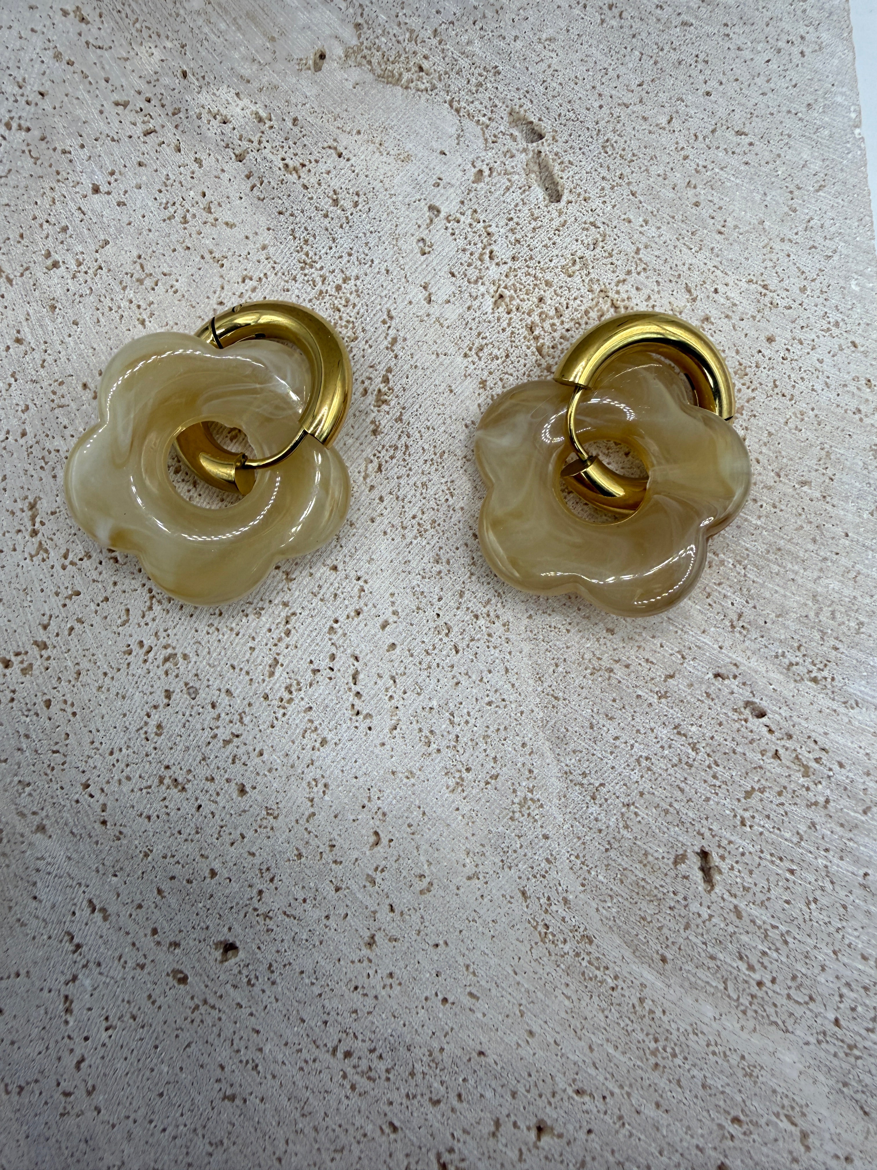 Twee Rosy bloem oorbellen in kaki kleur met een gouden haak, dames mode accessoire