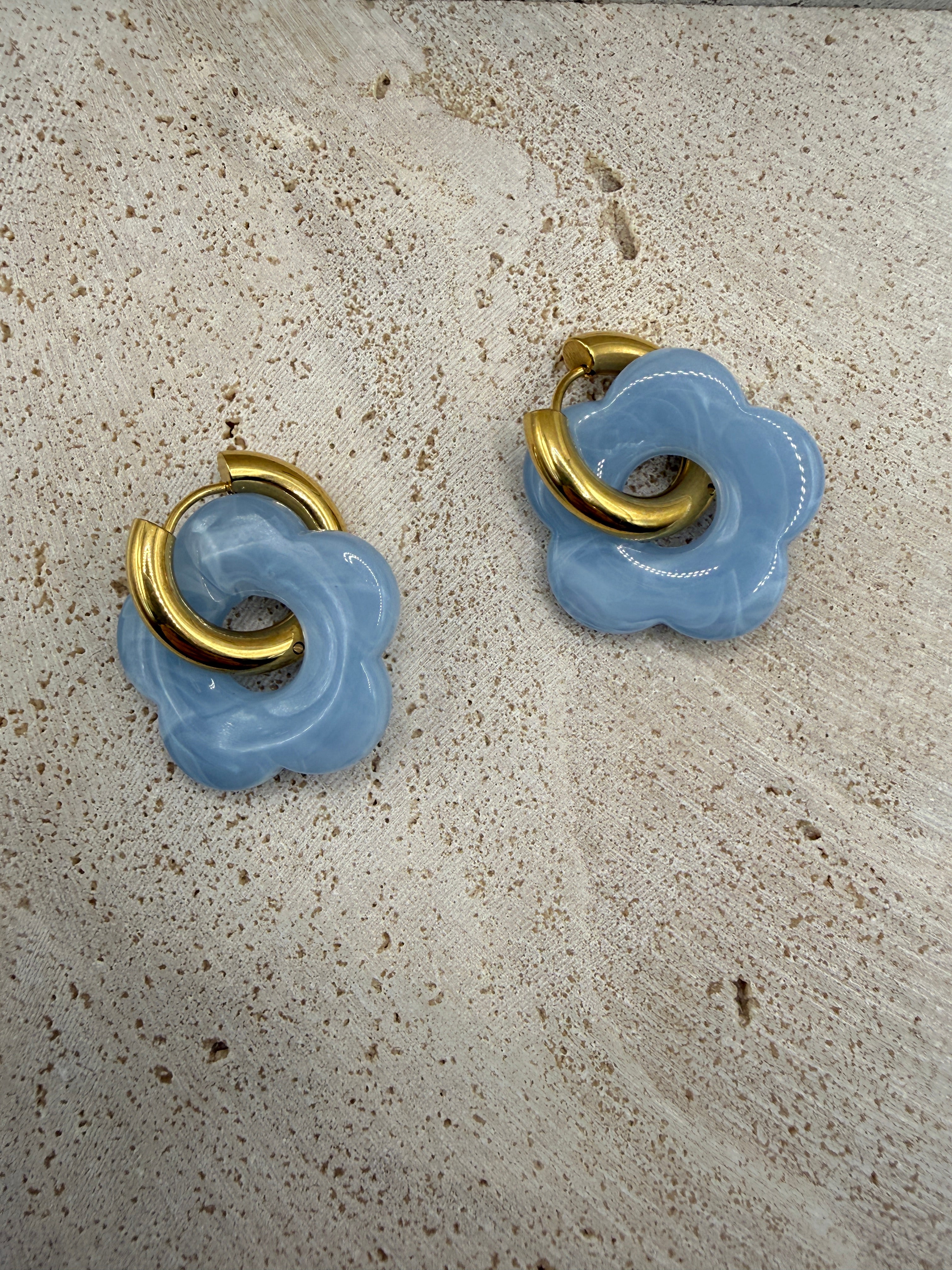 Rosy oorbellen, lichtblauwe bloemvormige oorbellen met gouden creolen, trendy statement sieraden