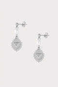 Royal Heart Silver oorbellen van stainless steel met hartvormig detail en witte kraal. Perfect voor dagelijks gebruik of een subtiele statement look.