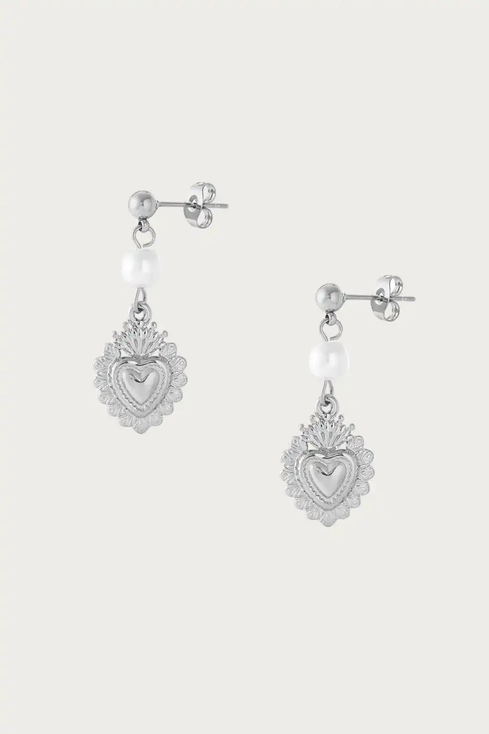 Royal Heart Silver oorbellen van stainless steel met hartvormig detail en witte kraal. Perfect voor dagelijks gebruik of een subtiele statement look.