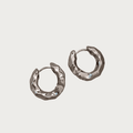 Zilveren roestvrijstalen Sculpted Hoops oorbellen met organische, golvende vormgeving, perfect als stijlvolle sieraden.