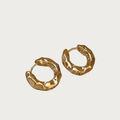 Gouden Sculpted Hoops, gedurfde stainless steel oorringen met een organische, onregelmatige vorm, perfecte dagelijkse oorbellen.