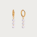 Gouden stainless steel oorbellen met drie glimmende zirkonia steentjes, elegante dames sieraden