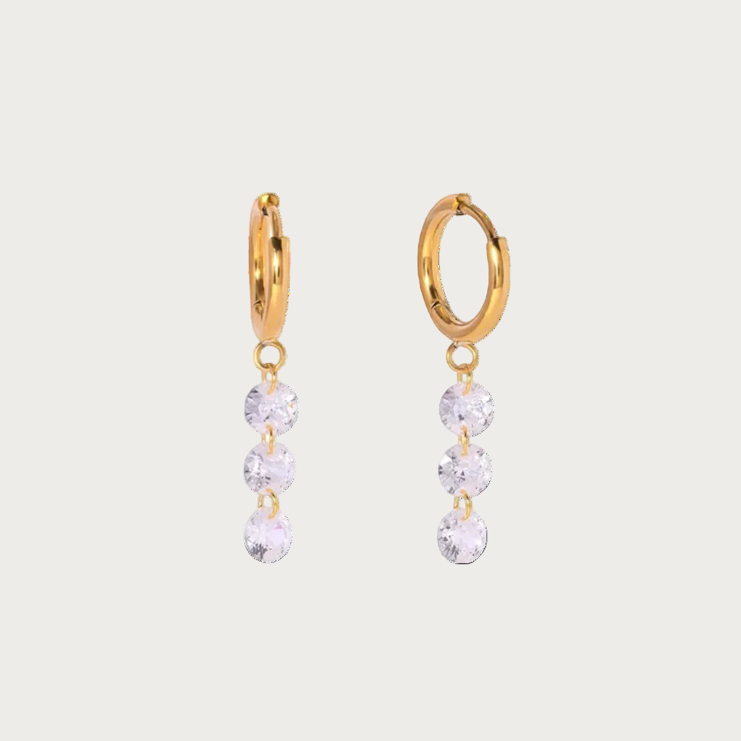 Gouden stainless steel oorbellen met drie glimmende zirkonia steentjes, elegante dames sieraden