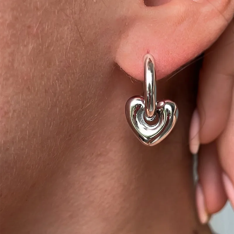 Zilveren oorbellen met glanzend hartje, stalen creolen, trendy roestvrijstalen sieraden voor dames