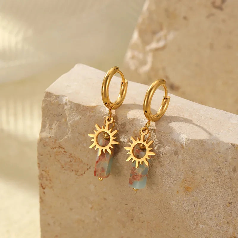 Goudkleurige Solea oorbellen van stainless steel met zonne-hanger en een rechthoekige steen in roze en groen tinten