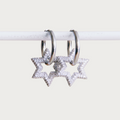 Sparkle zilveren oorbellen met ster hanger en zirkonia steentjes, gemaakt van stainless steel.