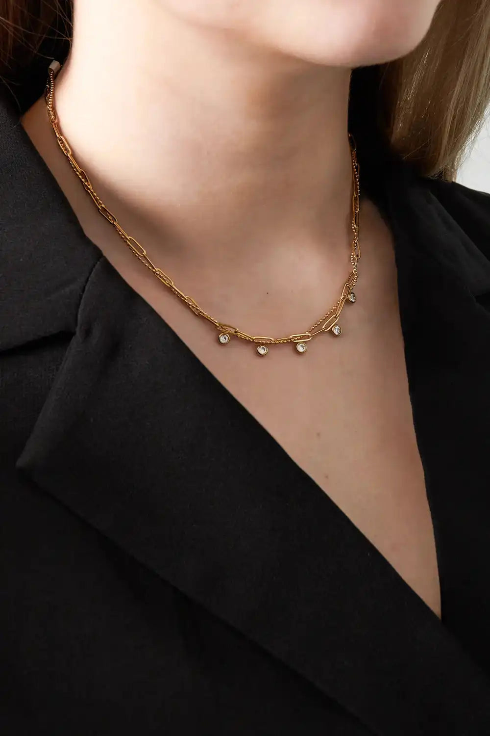 Zilverkleurige Sparkling Chain ketting gedragen bij zwarte blouse, toont elegante sparkle details. Perfecte keuze voor een tijdloze look.