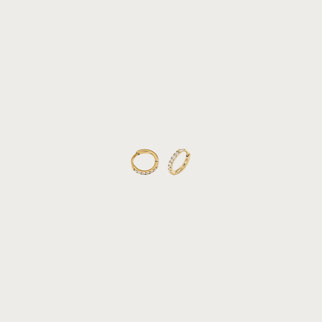 Twee gouden, 8mm sparkling hoops oorbellen van stainless steel met glinsterende steentjes, perfecte kleine sieraden.