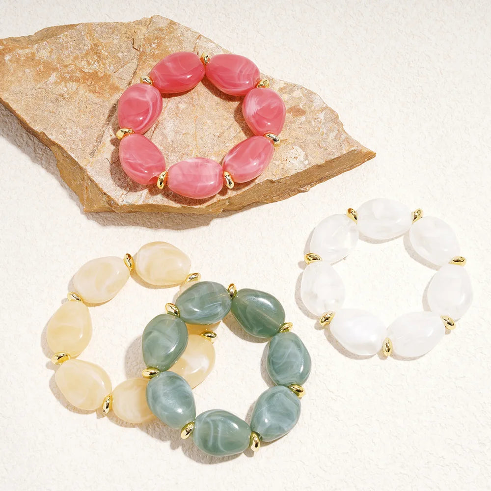 Set van 3 Squoval kralenarmbanden: roze, groen, geel en wit met gemarmerd effect en gouden details, van stainless steel