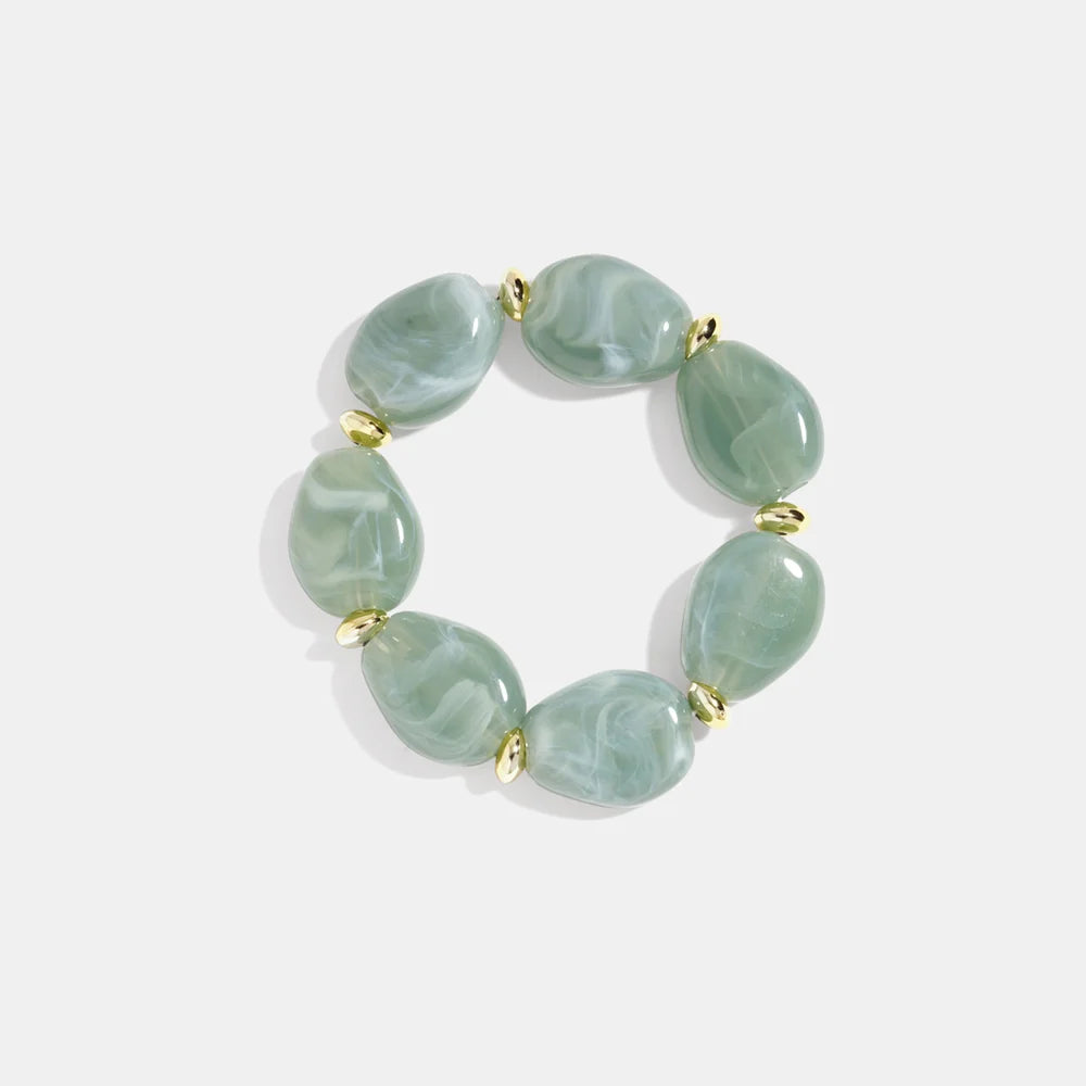 Squoval kralenarmband met grote mintgroene resin stenen en gouden stainless steel accenten, modieuze damesarmband.