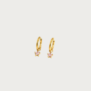 Gouden oorbellen met roze ster bedel. Trendy dames sieraden met ster design.