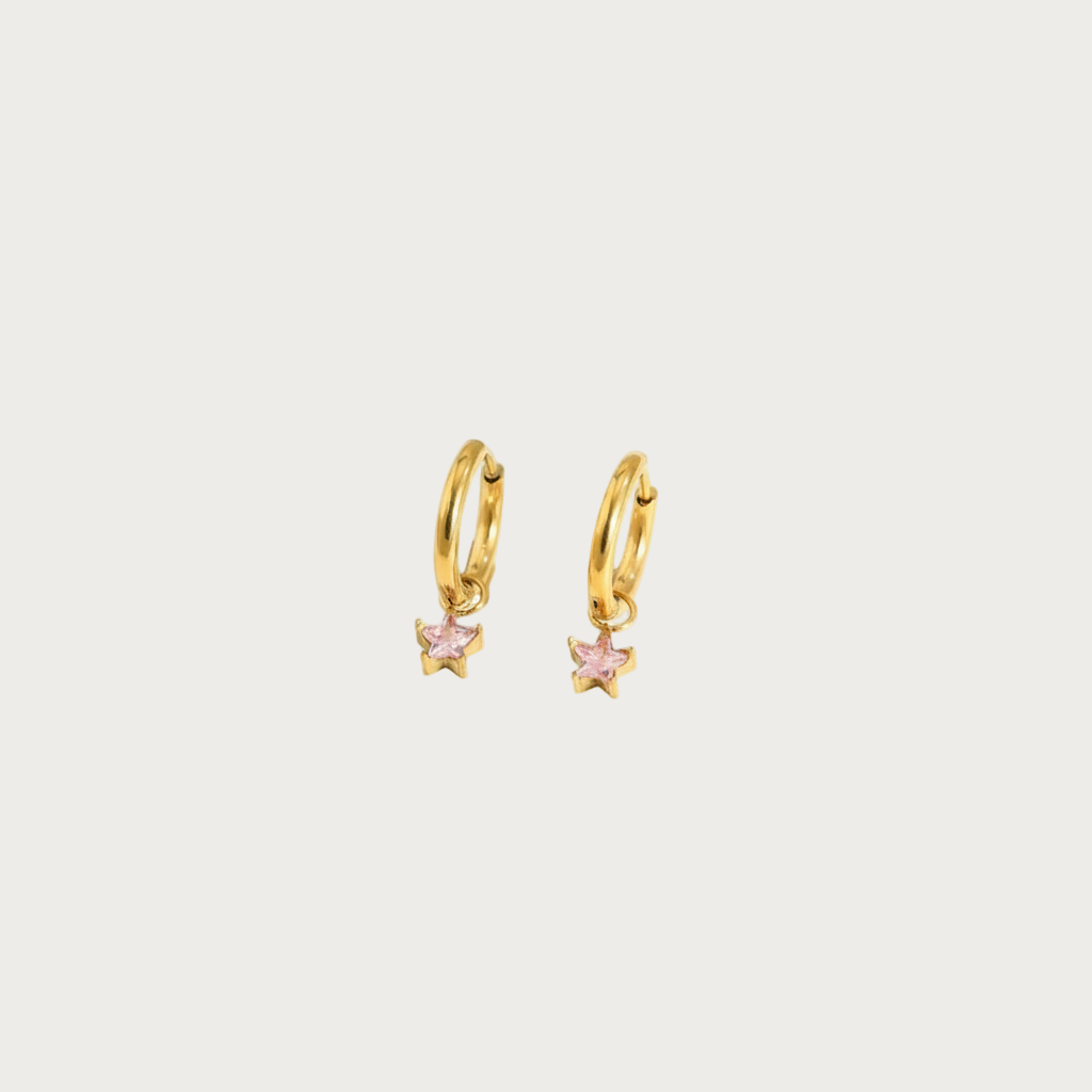 Gouden oorbellen met roze ster bedel. Trendy dames sieraden met ster design.