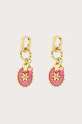 Gouden stainless steel oorbellen met roze hanger, bloem, vlinder en gekleurde kralen.
