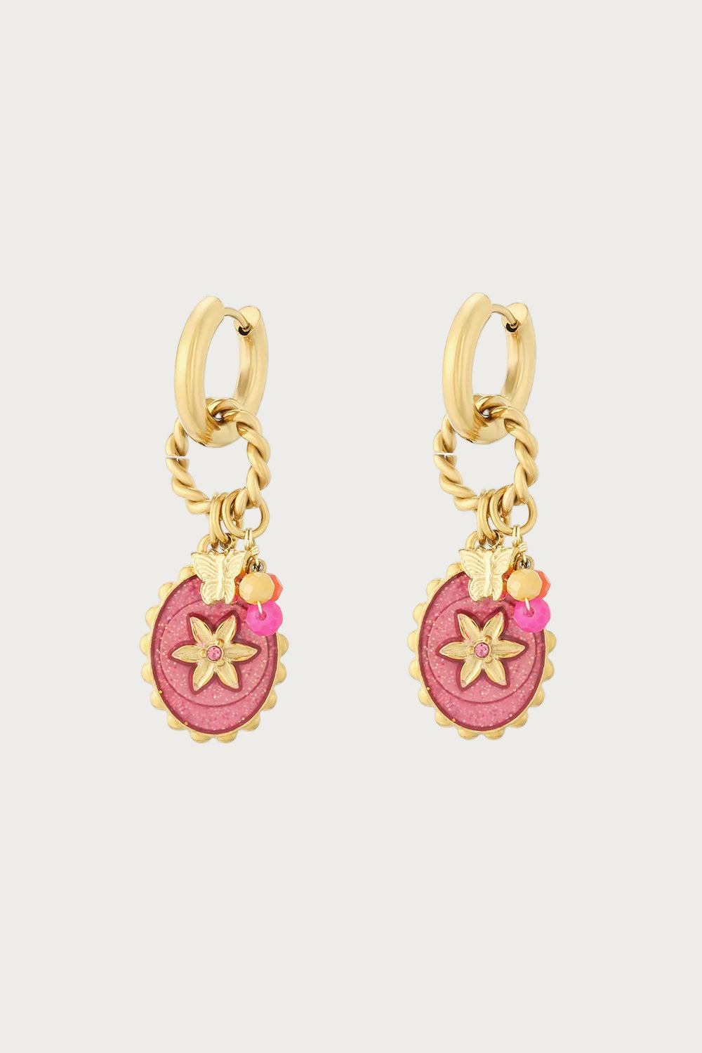 Gouden stainless steel oorbellen met roze hanger, bloem, vlinder en gekleurde kralen.