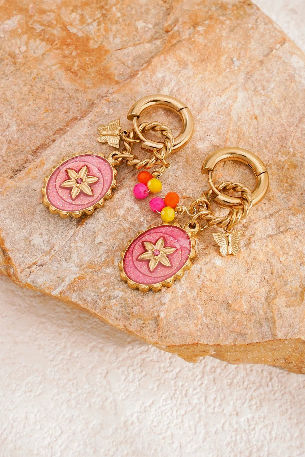 Stardust stainless steel oorbellen met roze bedel, bloem en kleurrijke kralen. Trendy sieraden.