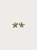 Gouden zeester oorbellen van alloy met parel details, Starry Pearl oorbellen, Jewellery by Mae.