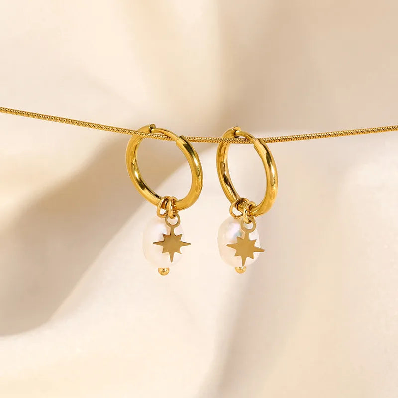 Gouden stainless steel druppel oorbellen met barok parel en ster bedel, Stella Drops van Jewellery by Mae