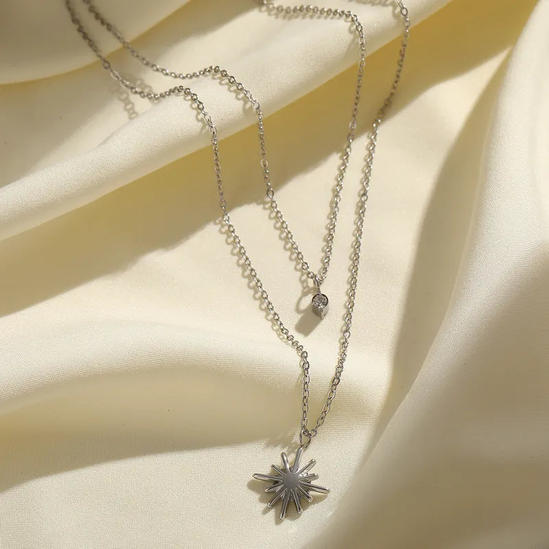 Zilverkleurige dubbele ketting van roestvrij staal met sterrenbedel en klein diamantje, perfect dames sieraad.