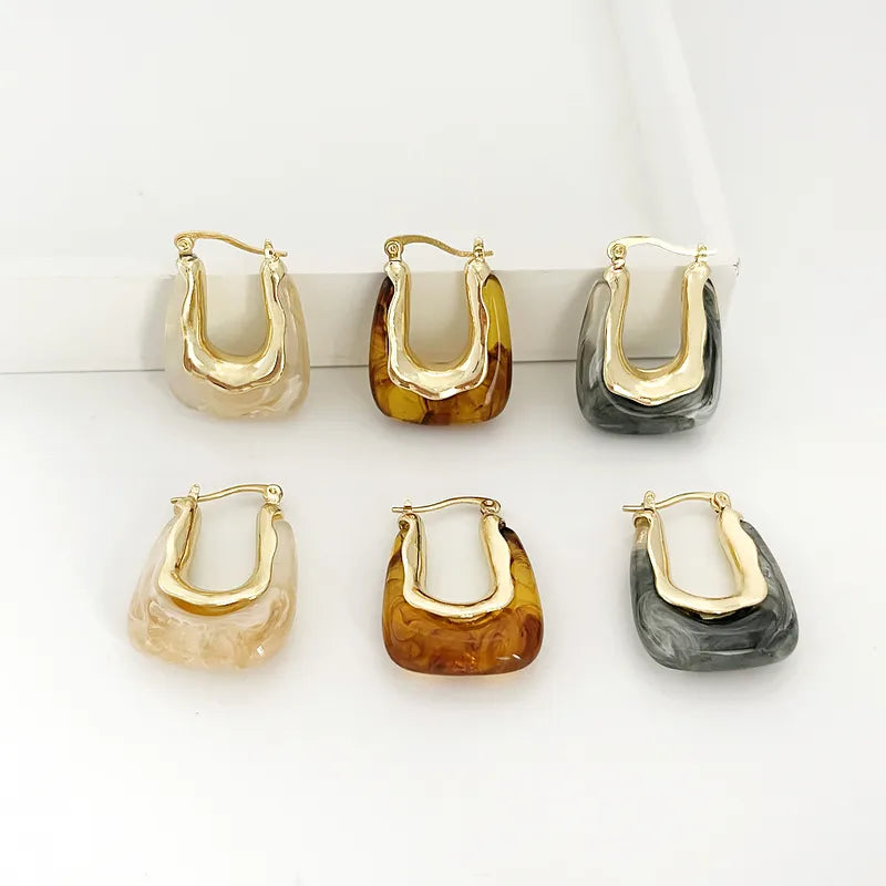 Zes paar beige, bruine en grijze Tamara hoepel oorbellen van stainless steel.