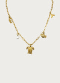 Goudkleurige stainless steel ketting met bedels van zeepaardje, schildpad, vis en parel, minimalistische sieraden