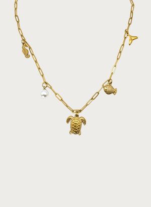 Goudkleurige stainless steel ketting met bedels van zeepaardje, schildpad, vis en parel, minimalistische sieraden