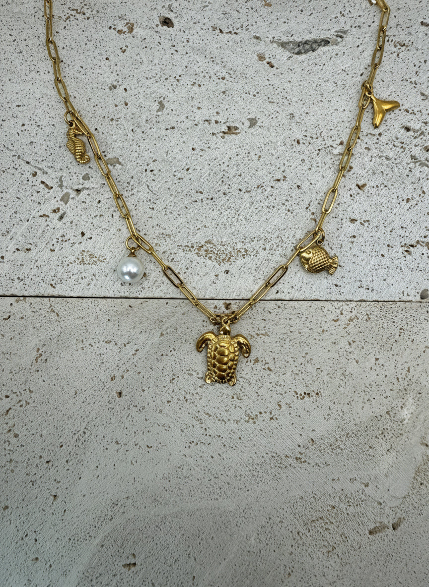 Gouden RVS ketting met schildpad hanger, zeepaardje en vis bedel, elegant sieraad met parel