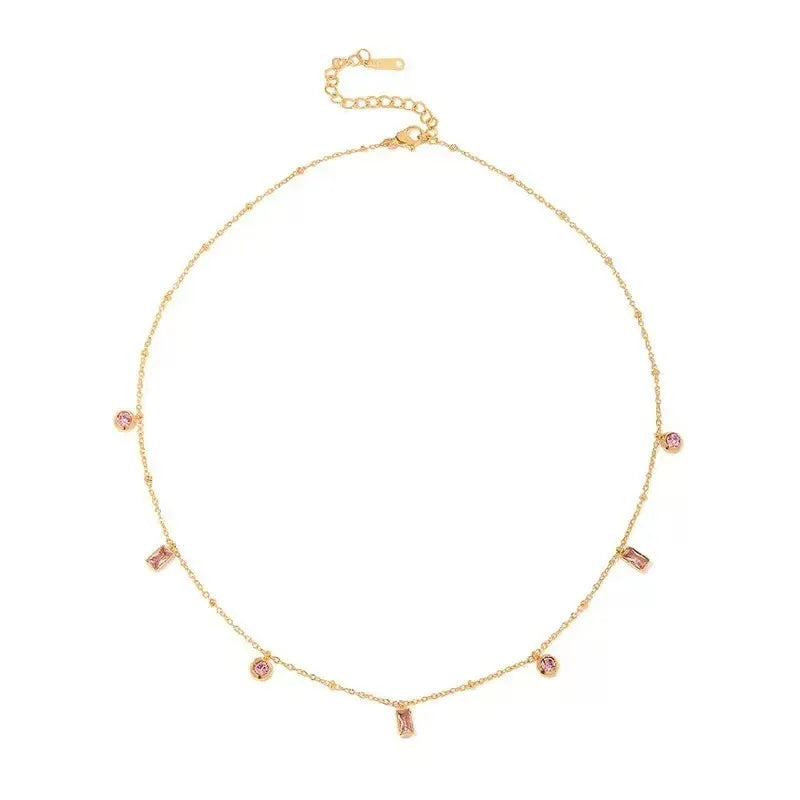 Gouden stainless steel ketting met roze ronde en rechthoekige steentjes, verstelbare sluiting.