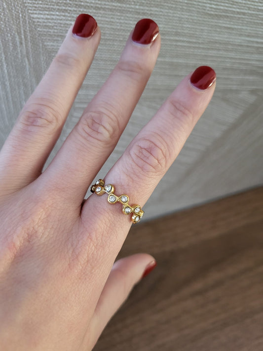 Gouden roestvrijstalen Waves damesring met glinsterende kristallen, perfect als stijlvolle accessoire sieraad