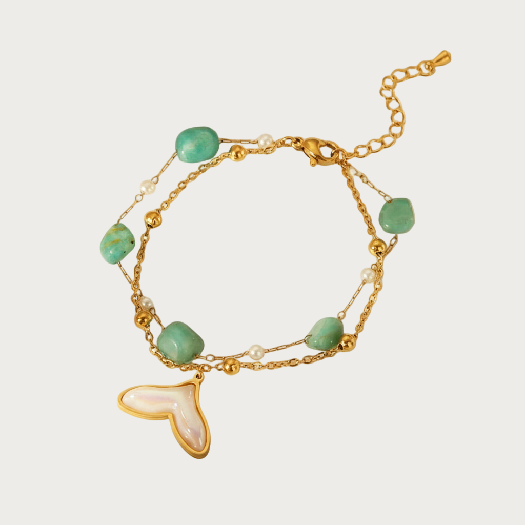 Gouden roestvrijstalen armband met turquoise stenen, parels en een 'Whale's tale' hanger